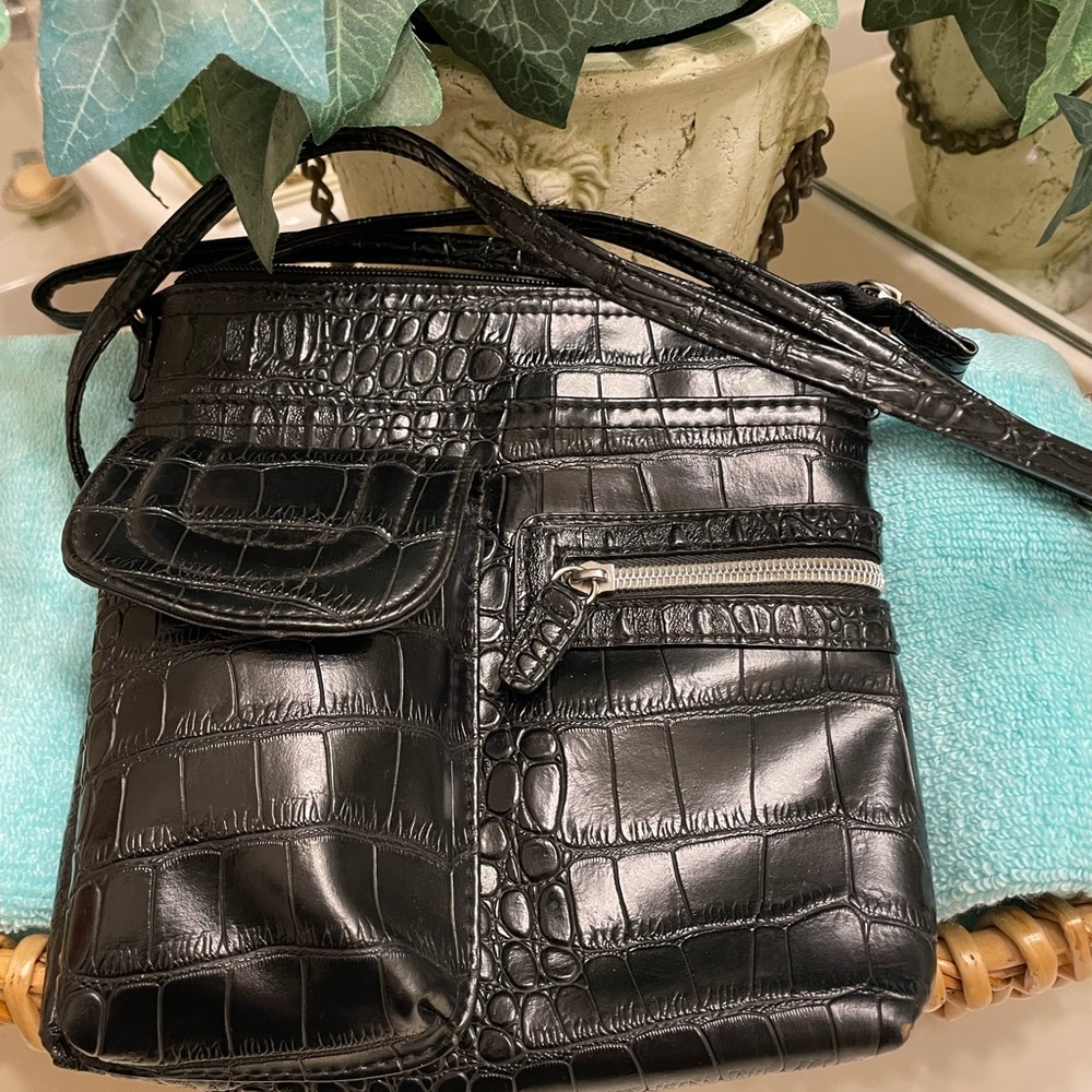 Elegant Black Faux Crocodile-Embossed Women's Crossbody Bag has adj straps EUC